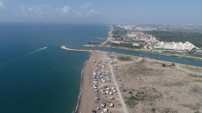 "ZOLE BR ORTAM"  <br>    Mustafa Tr, iki rman arasnda lks otellerin yaknnda faydalanabilecekleri tek yerin bu obalar olduunu syledi.  <br>  Vatandalarn kullanmna ak ok az plaj kaldndan yaknan Tr, &#8220;Otellerde kalma imkanmz da yok. Byle bir yerimiz kald. Buray da kendi apmzda tatil iin deerlendiriyoruz. Yaylaya gidemeyenler buraya geliyor. Bizde akam kalp sabah iimize gidiyoruz. Serik&#8217;ten gn birlik 3-4 ay kalabildiimiz bir yer buras. Yallarmz kat, buraya geldi. Buras bizim iin izole bir ortam. Arkamz orman, nmz deniz. Balmza kyoruz, tatilimizi yapyoruz. Oda bitti, artk gideceiz&#8221; ifadelerine yer verdi.