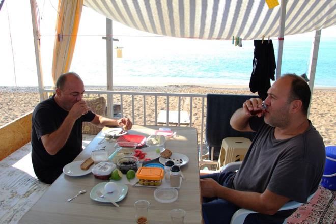 Obalarn yars ise tarm sezonunun yan sra, okullarn almasyla tand. Kalan kiilerde eyll gneinde uyanp, denize sfr kahvaltsn yapt, balk av iin malzemelerini hazrlad. Bir anne ise obasndan kp ocuuyla kydan balk av yapt.