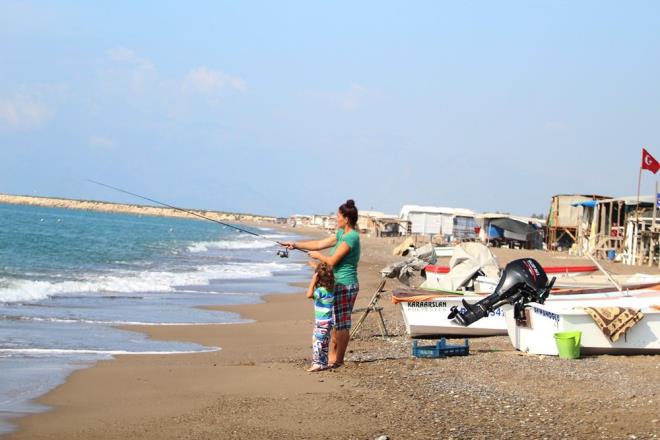 "SREY UZATANLAR OLDU"<br>    33 yandaki Duygu Koca, kent merkezinden gediklerini ve 5 yldr yaz sezonunu obalarda geirdiklerini syledi.    Kendilerini burada gvende hissettiklerini dile getiren Koca, &#8220;Herkes maskesini takyor. uan ben yalnz olduum iin takmadm. Tatili burada yayoruz. 3 ay kalyoruz. Rahatz. ocuklarn uzaktan eitimi balad iin kalma srelerini biraz uzatanlar oldu. Buradan uzaktan eitime balananlar oldu. Eyll sonuna kadar kalanlar oluyor. Biz de bir hafta iinde tanacaz" dedi.