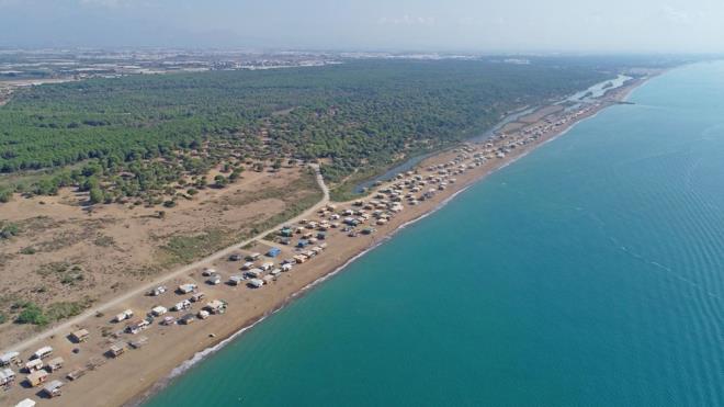 Aksu ilesi Kumky sahilinde, evre kylerin yan sra Serik ilesinin mahallelerinden gelen vatandalar, 5 yldzl otellerin bulunduu blgede, ardak ve obalardaki tatillerine bu yl corona virs nedeniyle 2 ay gecikmeli balad. 1 Haziran&#8217;da blgeye kurulmaya balayan 300 oba ve ardaklarda yaklak 500 kii yaz mevsimi boyunca tatil yapyor.