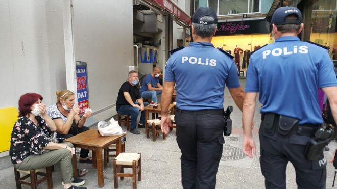 Denetimlerde polis ekipleri, 54 kiiye 900&#8217;er liradan toplam 48 bin 600 TL para cezas yazd.