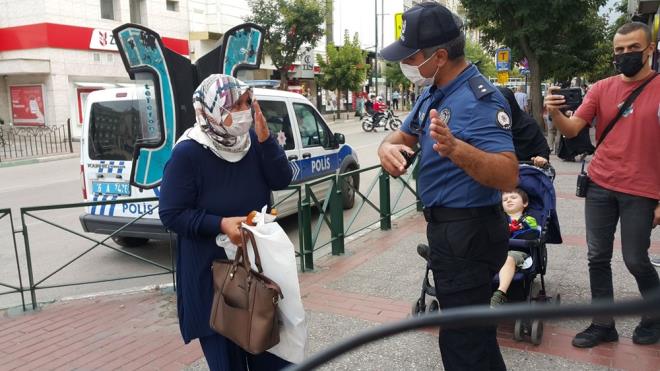 Fatih Sultan Mehmet Bulvar&#8217;nda maskesiz S.K&#8217;ya 900 TL ceza yazd. S.K, 900 TL&#8217;nin ok fazla olduunu belirterek, "Neden altra altra ceza yazmyorsunuz? nsanlar maskeye alamad. Karm benimle niye maske takmadn diye kavga edebilir&#8221; dedi