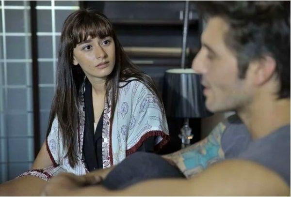 Azer'e mendili nereden bulduunu soran Karaca, Azer'in ilk stanbul macerasn ve Kahraman Kooval'nn Azer'i nasl kurtardn dinledi.