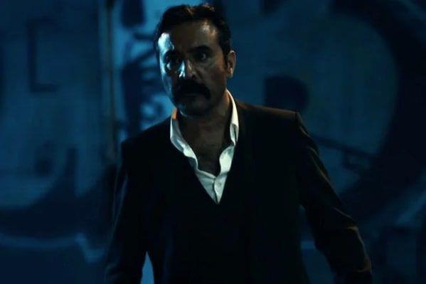 Mustafa stnda, son olarak rol ald Ekya Dnyaya Hkmdar Olmaz dizisinden ayrlmt. Azer'in eline geen ''K.K'' imzal mendil mesaj verdi. Mustafa stnda'n ukur'a geri dnp dnmeyecei ise nmzdeki blmlerde netlie kavuacak.