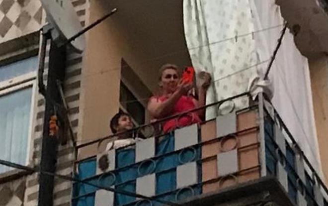 Melikgazi ilesine bal Glk Mahallesi ukur Cami Caddesi zerinde meydana gelen olayda, ailesiyle sorunlar oluu iddia edilen N.. (26), oturduu apartmann atsna kt.