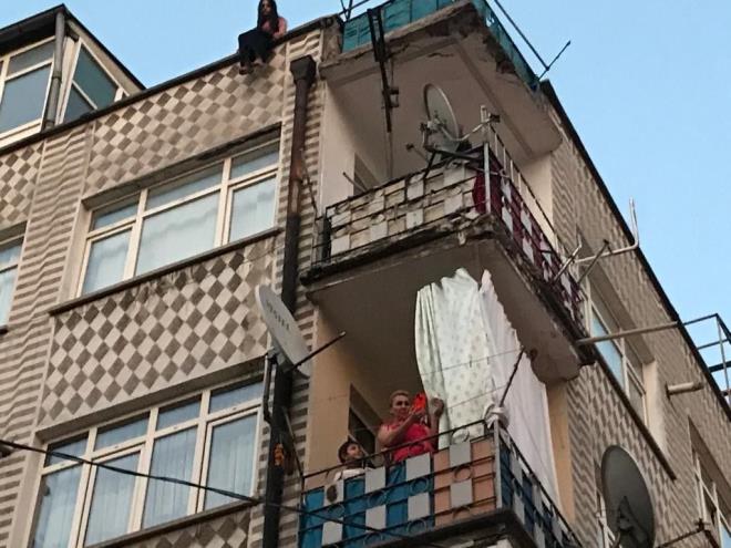 Mahallelinin olay izlemek iin toplanmas ve film izler gibi izlemesi de dikkatlerden kamazken komu yaptyla 'pes' dedirtti.