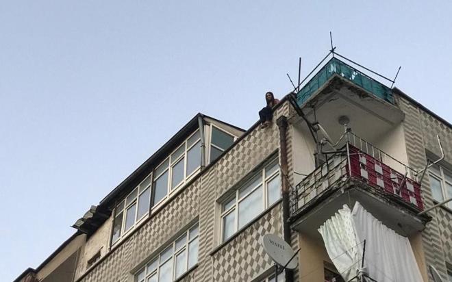 evredekilerin haber vermesi zerine olay yerine 112, polis ve itfaiye ekipleri sevk edildi. Ekipler gen kz ikna etmeye alrken, ayn apartmanda oturan komusu evinin balkonundan cep telefonu ile canl yayn yapt.