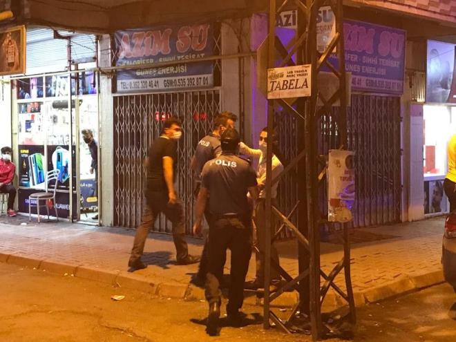 Olay bununla da kalmad... Gen kzn intihar giriimini izleyen vatandalardan 2 kiiye, maske takmadklar iin para cezas kesildi.