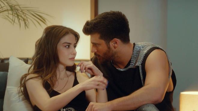 FOX TV'nin Can Yaman ve zge Grel gibi trk dizilerinin en ok sevilen iki karakterin yan yana oynamas, zellikle talya'ya satlan blmleri nedeniyle FOX TV direnebildii kadar dirensin talimat gelse de 3 dizi beklemesi sebebiyle FOX TV iin Bay Yanl dizisi resmen bitti.