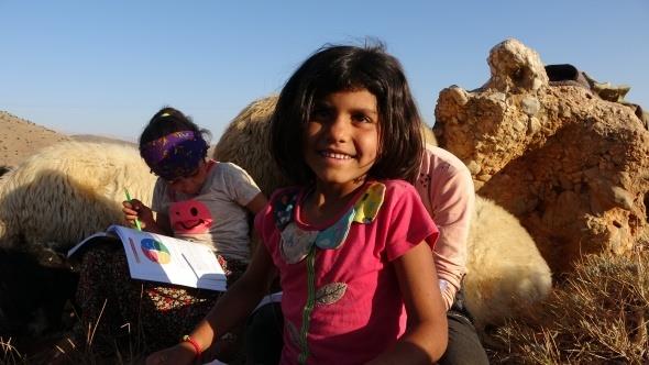 Deveci ailesinin kadnlar gn boyu ocuklar ile birlikte kl adrda hayata ocuklarn hazrlarken, ocuklarnn hayalleri iin zor artlarda ders altn ve 800 koyuna ailecek baktklarn anlatt.