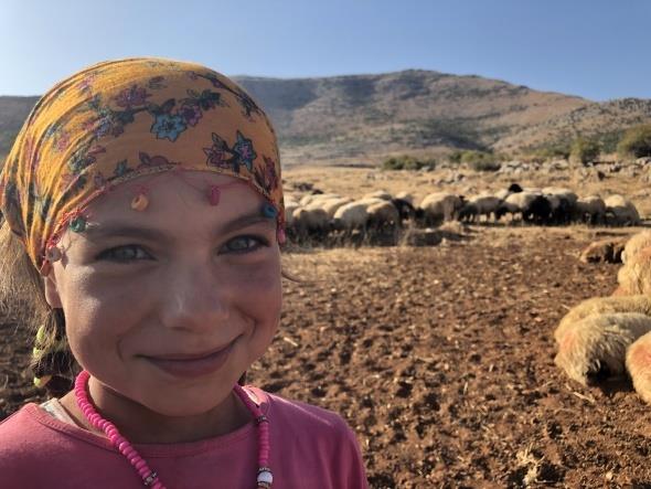 lkretim anda olan Yrk kzlar sabahn erken saatlerinde kalkarak koyunlarn su tanklarn dolduruyor ardndan srlerin iinde kendileri gibi kk kuzular seviyor ve boluk bulduka kitaplarn ellerine alarak ders alyorlar.