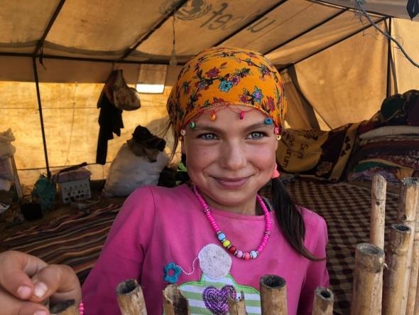 Yrk ocuklar gecenin ayazndan kzaran yanaklar, mavi gzleri, atlayan elleri ile bir yandan ger olan ailelerine yardm ediyor bir yandan &#8220;Covid-19&#8221; nedeniyle almayan okullarndan geri kalmamak iin srlerin iinde ders alyorlar.