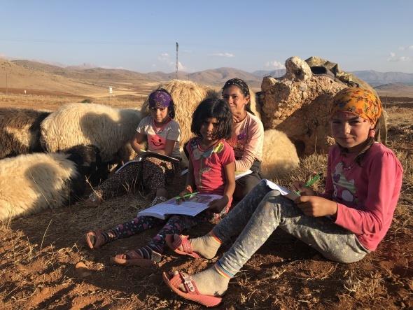 4. snfa giden Huriye Melek Deveci hayalinin retmenlik olduunu belirterek, &#8220;Okuyorum her gn ders alyorum. Koyunlarla aram iyi. Koyunlar yaylp geliyor. Drt kardeiz. Kitap okuyorum. Her gn ders alyorum. Ders almay seviyorum mutluyum ama burada bilgisayar tablet yok. Kitaptan ders alyorum. En ok snf arkadalarm ve okulumu zledim&#8221; dedi.