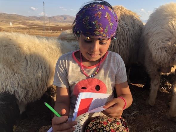 Kuzeni 2. snf rencisi Dnd Nursa Deveci ise hayalinin doktor olmak olduunu syleyerek, "Doktor olmak iin ok ders alyorum. Koyunlarn peinden gidiyorum. Sularn veriyorum, onlara bakyorum. Su getiriyorum, odun getiriyorum. Mutluyum ok ders alyorum" diye konutu.