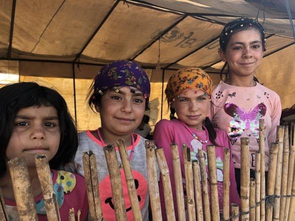 Dan banda teknolojiden ve arkadalarndan uzak Yrk kzlar &#8220;Covid-19&#8221; nedeniyle en ok alamayan okullarnda arkadalarna kavumay, snfta ders almay zlediklerini ifade ediyor.