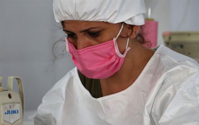 Kumatan maske hari yaplacak rnlerin ilk salk personellerinin kullanmna sunulacan belirten elik, &#8220;Bu kumala, ilk olarak salk personellerine cerrahi kyafetler, hemire nlkleri, hastanede kullanlan ekipmanlar konusunda yardmc olacak rnler yapalm dedik. Sonra da maske imalat yapalm diye dndk. Artk iin son noktasndayz. Seri retimi yapyoruz&#8221; ifadelerini kulland.