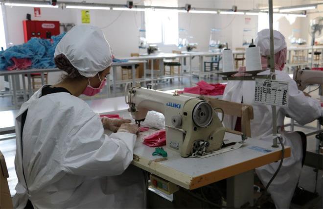 Konuyla ilgili HA muhabirine aklamalarda bulunan firmann CEO'su mit elik, kuman aslnda 20 ykama sonra bile virs ldrdn ancak kullanlan iplerin 20 ykamaya kadar dayandn syleyerek, &#8220;Temelde insanlarn her gn maske bulma problemlerinden yola ktm. Bu konuyu bir Alman firmasna atm. ki buuk ay sren bir alma yaptk. Kimyasallar zerinde altk ve o firmayla bir yere geldik. Daha sonra 2 firma fabrikalarn bize at ve biz deneme rnlerini yaptk. Ardndan bu kuma tescillemek iin yurt dna rnmz gnderdik ve karln aldk. Bizim yaptmz kuma ilk ykamada yzde 99,6 orannda, 20 ykama sonrasnda yzde 96 orannda virs ldrme yeteneine sahip&#8221; diye konutu.