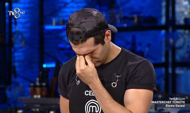 Celal'i teselli etmeye alan efler de duygusal anlar yaarken Somer Sivriolu, boynundaki bak semboll kolyesini Celal'e ans getirmesi iin hediye etti.