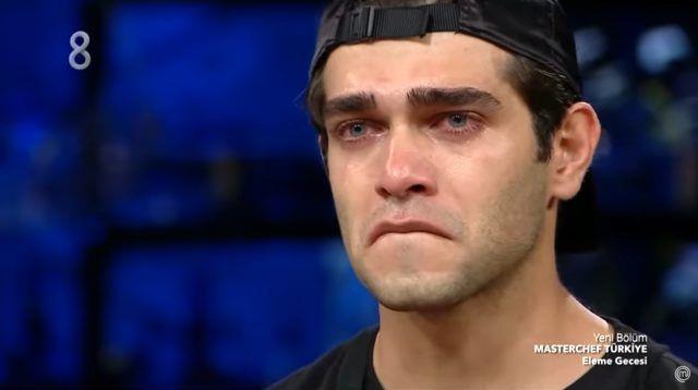 Elendiini rendikten sonra duygusal anlar yaayan Celal, dakikalarca gzya dkt.