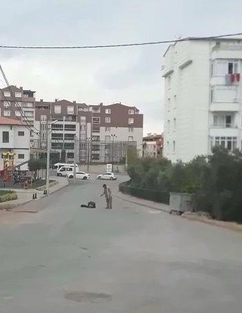 Tlin G., salk grevlilerince yaplan ilk mdahalenin ardndan ambulansla Gemlik Devlet Hastanesi&#8217;ne kaldrlarak, tedaviye alnd. rfan G. ise polis ekipleri tarafndan olayn olduu sokaa yakn blgede yakalanp, gzaltna alnd.