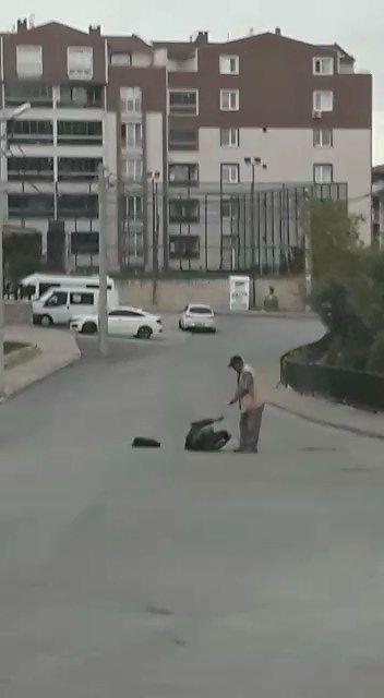 te yandan rfan G.&#8217;nin ei Tlin G.&#8217;yi tabancayla vurduu an, cep telefonu kamerasna saniye saniye yansd. Grntlerde; rfan G.&#8217;nin, eini vurduu, yere yldktan sonra ate etmeye devam etmek isterken silahn tutukluk yapt ve olay yerinden kat anlar yer ald.