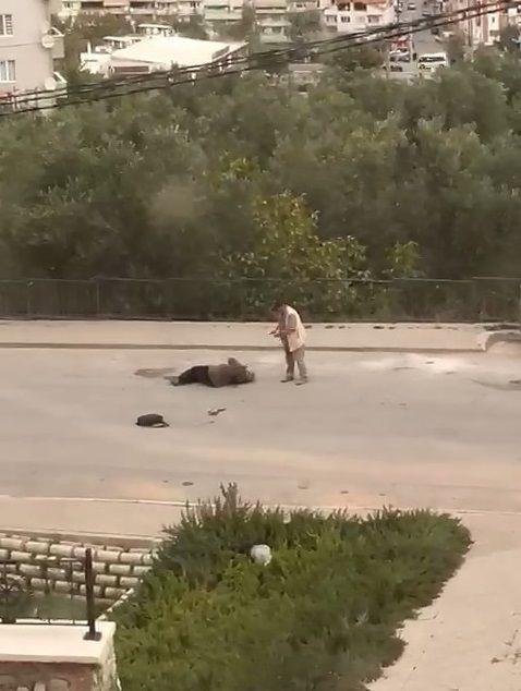 rfan G., belinden kard tabancayla Tlin G.&#8217;ye 3 el ate etti. Ar yaralanan Tlin G., kanlar iinde yere yld. rfan G., eine ate etmeye devam etmek iin tabancasn yere dorulttu. Bu srada silah tutukluk yaparken, sokakta bulunan 2 gen de rfan G.'ye mdahale etmek iin harekete geti.