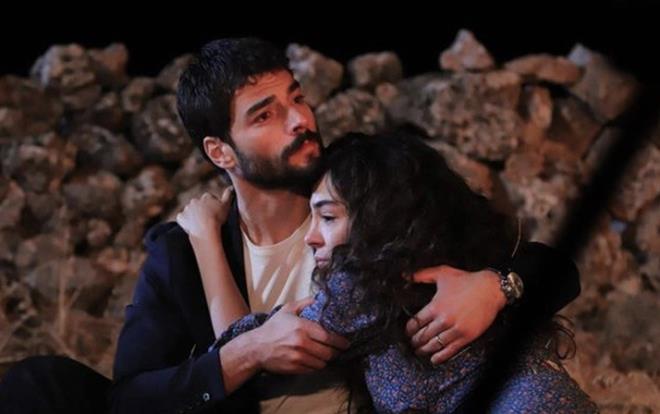 Getiimiz sezon ATV ekranlarnda yaynlanan ve cuma gn tm rakiplerini ak ara sollayarak reyting listelerinde zirveyi kimseye kaptrmayan Hercai'den gelen son haberler seyircisini zd. Barollerini Akn Aknz ve Ebru ahin'in paylat dizide yeni sezonda beklenen olmad, umutlar boa kt.