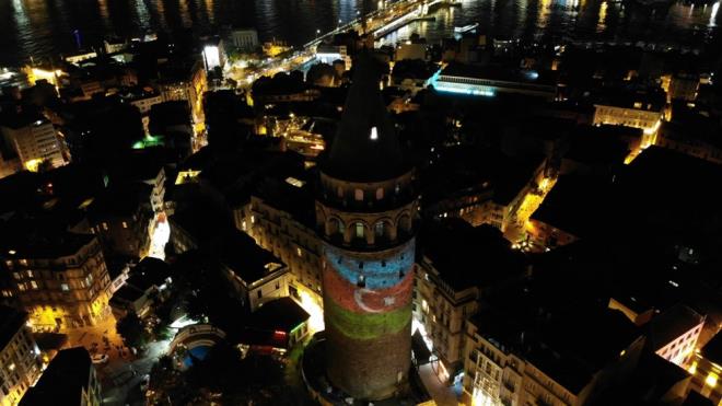 Kulenin Azerbaycan bayra renkleriyle aydnlatlmasna evredeki vatandalar da ilgi gsterdi.