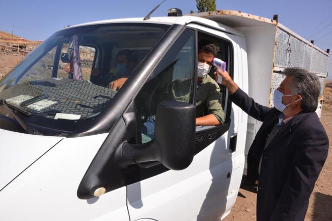 10 haneli, 85 nfuslu mahallede Muhtar brahim Kara, valilik ve kaymakamlktan gelen talimatlar yerine getirip, yaynlanan genelgelerdeki tedbirleri bire bir yerine getiriyor.