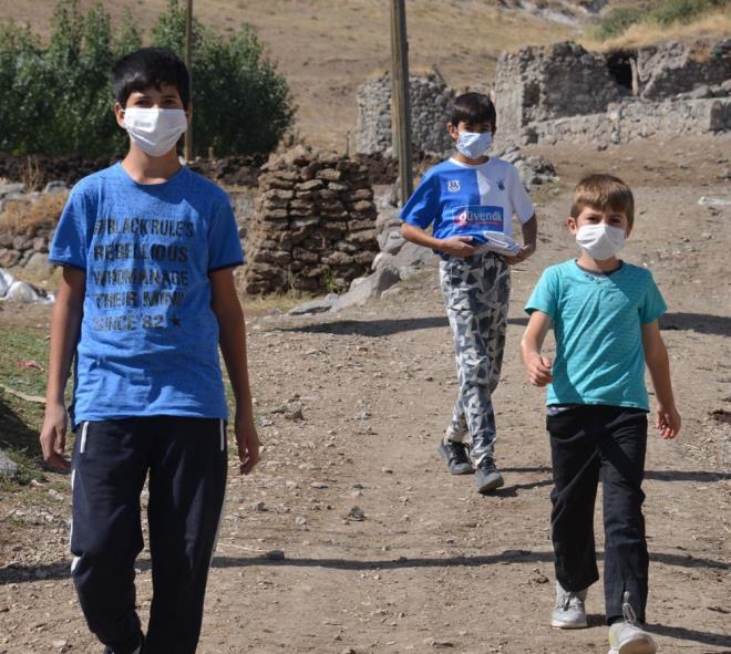 Ayrca elinde ate ler ile gezip, mahallelinin sk sk ateini lyor. Cami hoparlrnden uyar anonslar yapan Kara, byklerin de ocuklarn da maskesiz dar kmasna izin vermiyor.