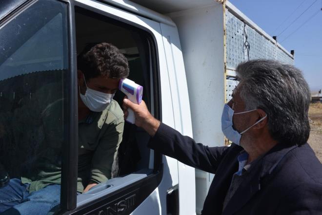 LEDEN TOPLU ALIVER YAPILIYOR  Muhtar brahim Kara, ile merkezinden alverii ise srayla yaptryor.    Muhtar Kara'nn sraya koyduu mahalle sakinlerinden sras gelen, 20 kilometre uzaklktaki ile merkezine gidip, siparileri alp, geri geliyor.