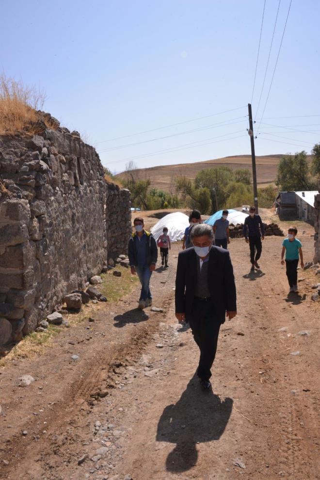 Her yl bata stanbul, Ankara olmak zere byk kentlerden memleketlerine gelenlere "Bu sene gelmeyin" tavsiyesinde bulunan Muhtar Kara, Ankara'dan gelen bir aileyi ise 14 gn karantina altnda tuttu.