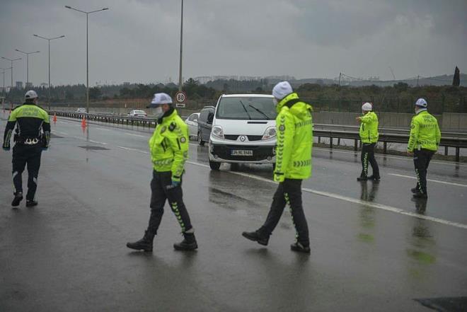 Uygulamada kod retimi, retilen kodun sre ile kstlanmas, paylalmas, silinmesi gibi tm ynetim, vatandalarn kendi kontrolnde olacak. Vatandalar, Hayat Eve Sar uygulamas zerinden diledii sayda kod retebilecek. Hangi kodu, hangi kurumla paylatnn listesini grntleyebilecek, dilerse iptal edebilecek ya da yetkilerini kaldrabilecek.