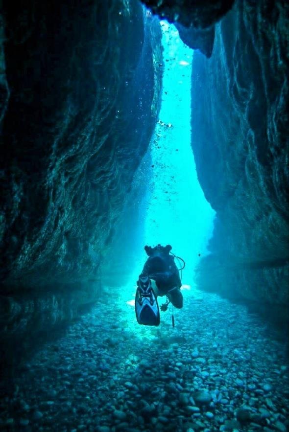 Kocaeli'nin Karadeniz'e alan kaps antik alardan kalma Bitinya'nn bir liman olan Kerpe koyu Roma, Bizans ve Ceneviz gemilerinin urak yeri haline gelmekle birlikte, Osmanl Dnemi'nde ise stanbul'un odun, kmr ve tomruk ihtiyalarn karlad. Son yllarda ise, sular altnda kalan Kerpe liman dal severlerin urak yeri olmaya balad.