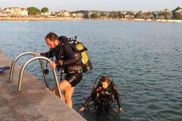 "Hibir yerde gremeyeceiniz balklara ev sahiplii yapmaktadr" - Kerpe'de dal yapan vatandalarn Ka sahilleri ile eit derecede gzellikleri denizin dibinde grdklerini belirten Trkmen, "Ka ile eit derecede su scaklna sahibiz ve ayn netlikte denizi grebiliyoruz. Su altnda en bata korumamz gereken deniz ayrlarmz var. Buras hibir yerde gremeyeceiniz balklara ev sahiplii yapmaktadr. Ayrca deniz ayrlar soluduumuz havadaki yzde 60-70'ini oluturan bitkileridir. Burada canl olarak mavi yenge, ilgin deniz anlar ve sardalya srlerinin iinde yzyorsunuz.