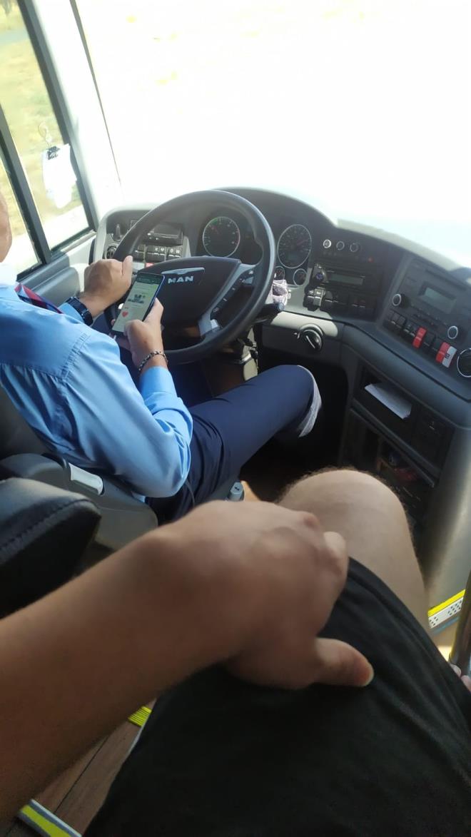 Enes Klahl, Antalya otogarnda firma tarafndan hakknda ikayet olduu sylenen ofrle tarttklarn ve baka bir otobsle Manavgat'a dndklerini kaydetti.