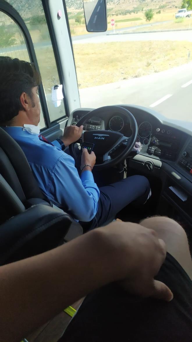 Kardeiyle birlikte Denizli&#8217;den Manavgat&#8217;a yolculuk yapan Enes Klahl, ektii grnt ve fotoraflar otobs firmasna internet araclyla atarak konuyla ilgili ikayette bulundu. Klahl tarafndan ekilen grntlerde otobs ofrnn sosyal medyada gezindii grlrken, fotoraflarda ise bir taraftan sosyal medyada gezinirken dier eliyle ekirdek itledii grlyor.