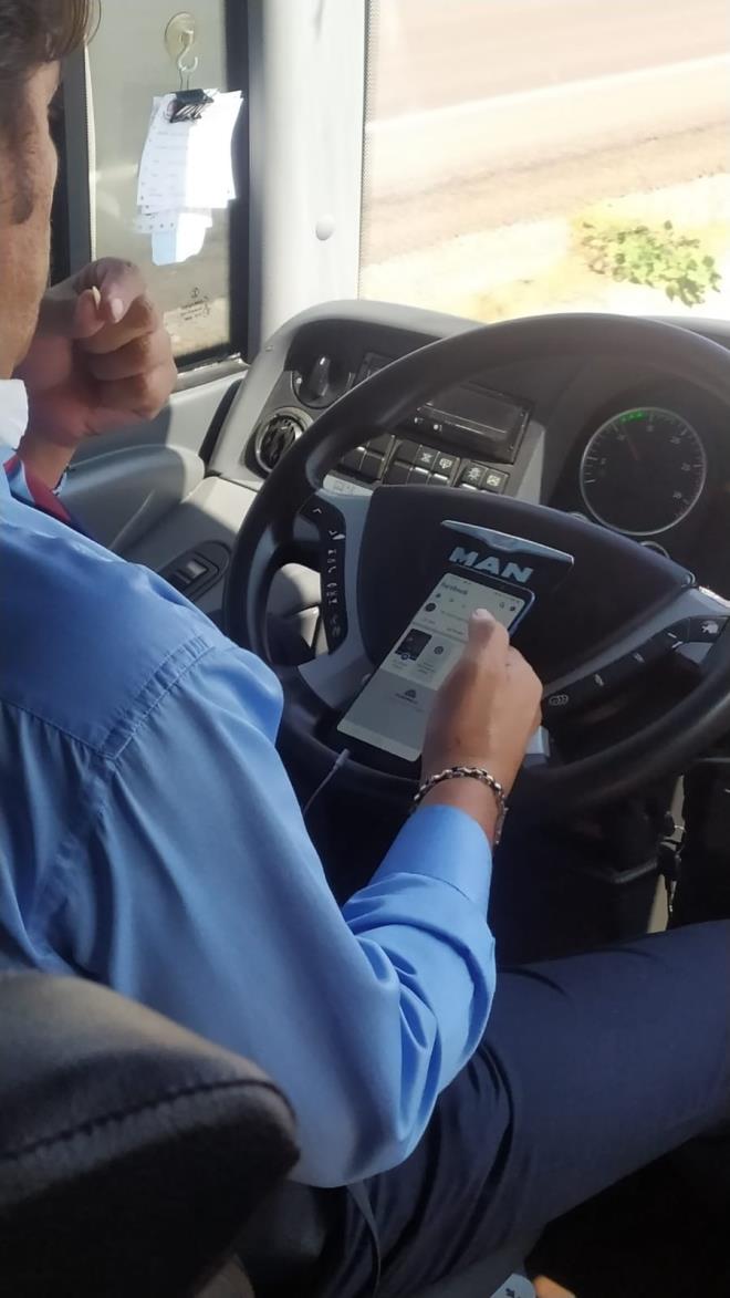 zerine yrdler iddias  <br>Otobs ofrnn sosyal medyada gezindii grnt ve fotoraflar otobs firmasnn merkezine internet araclyla gnderdiini syleyen Enes Klahl, &#8220;Cuma gn kardeimle birlikte Denizli&#8217;den Manavgat&#8217;a gelmek iin 11.30 otobsne bindik. Otobste ofrn telefonla oynadn fark ettik. Sosyal medyada taklyordu ve trafii tehlikeye atyordu. Uzunca bir sre byle devam etti. En son ben twitter zerinden firmaya bunu gnderdim. Plaka ve sefer bilgisi verdim. ofrn bizi ve trafii tehlikeye attn syledim. Bana dn yaptlar. lgileneceklerini sylediler ama ilgilenen olmad" dedi.