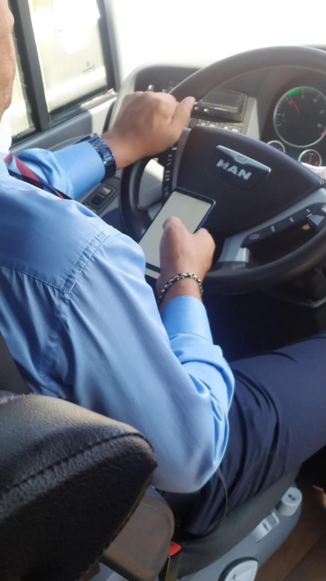 Otobs kullanrken elindeki telefonda sosyal medyada srf yapan ve ekirdek itleyen otobs ofr bir yolcu tarafndan cep telefonu ile kaydedildi. Grntleri eken yolcu, yolculuk srasnda otobs ofrn internet zerinden firmaya ikayet ettiini ancak sonu alamadn ileri srd.