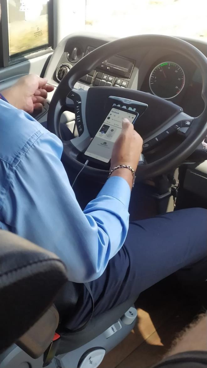Denizli-Antalya seferini yapan otobs ofrnn yolculuk srasnda bir taraftan otobs kullanrken elindeki telefonla sosyal medyada srf yapt, bir eliyle de ekirdek itledii anlar bir yolcu tarafndan cep telefonuyla kaydedildi.