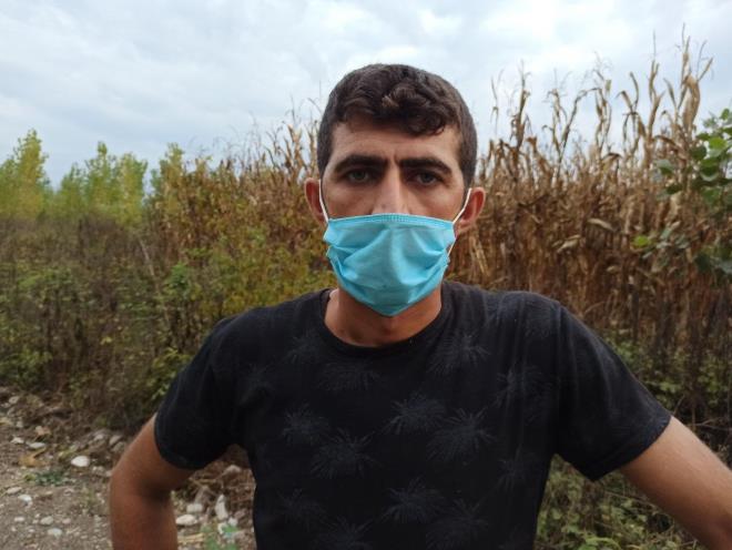 Sopa ile korka korka geliyorum buraya<br>  Blgeye korkarak geldiini aktaran etin Toprak, &#8220;uanda zor durumdayz. Mahsuller tarlada kald. Burada ay grlm, mahsulleri darmadan etmi. Yetkililere sesleniyoruz buradan. Biz burada emek veriyor, bytyoruz. Ben sopa ile korka korka geliyorum buraya. Muhtar bizi uyard, kimse blgeye gitmesin ay var diye. Biz burada zor durumdayz, mahsullerimizi satacaz ki para kazanalm. Kimse buraya korkudan gelemiyor, bugn mahsul almaya gelecektim gelemiyoruz, burada birisini ldrse, baka bir hayvan paralasa ne olacak?&#8221; eklinde konutu.