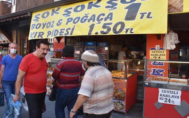 Uzman Dr. lkmen Rodoplu, darda 1 TL ile 5 TL arasnda satlan kr pidesi olarak bilinen kymal pidelerin salksz olduu konusunda vatandalara uyarda bulundu. Rodoplu, "Yaadmz pandemi srecinde baklk sistemimize dikkat etmemiz gerekiyor. Doal beslenmek, doru beslenmek, temiz beslenmek bu sre ierisinde daha da nemli. Darda satlan yiyecekler de bu dnemde ok fazla tercih ediliyor. Uygun fiyatl olmasndan dolay kr pideleri de ok fazla tercih ediliyor." dedi.