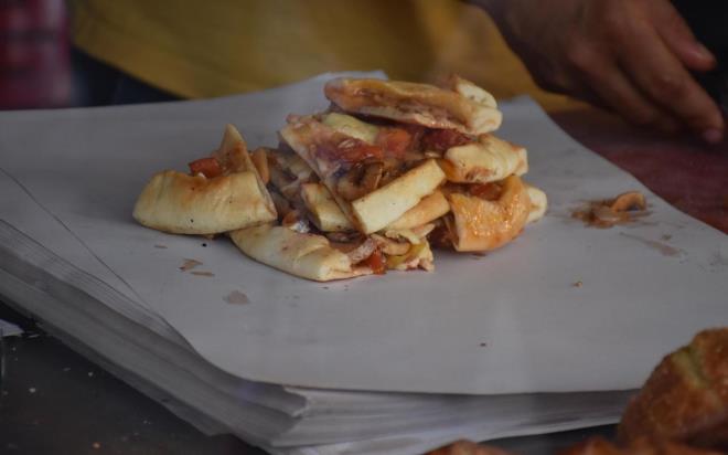 Szlerine devam eden uzman doktor, "Bu pidelerin ierisine konulan sular konusunda da bilgi sahibi olmamz gerekiyor. erisine konulan su nasl bir su, temiz bir su mu? Su yoluyla bulaan bakteriler de mevcut. Salmanella, kolera hastal, suyla bulaan hastalklardandr" dedi.