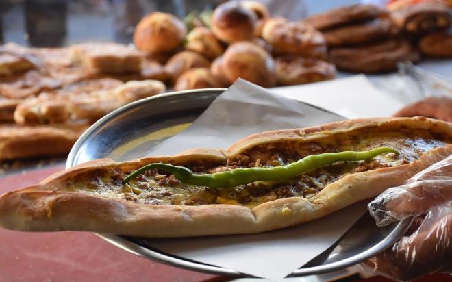 Birinci tehlikenin akta sat olduunu belirten rodoplu, "Bu pidelerin akta satlmas. Her ne kadar gvenilir yerlerden alnsa bile pideleri piiren kiiyi tansanz bile onun ok temiz olduuna inansanz bile akta satlan kr pideleri tercih edilmemeli. nk satld yerdeki toz, egzoz duman hastala sebep olur. Ayrca ak satlmasndan dolay parazit, bakteri, mikrop tama olasl bulunuyor." eklinde konutu.