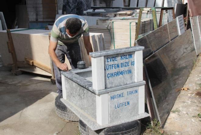 lm hatrlatarak mezar hazrlayan ve virsn ciddiyetine dikkat eken Tekta&#8217;n sosyal mesajn grenler aknln gizleyemezken yoldan geen bir vatanda &#8220;yaamak istiyoruz, lmek istemiyorum&#8221; diyerek korkusunu dile getirdi.