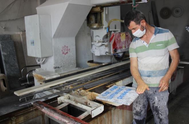 Hazrlad mezarn zerindeki mermere, &#8220;Evde kaln ltfen bize i karmayn&#8221; yazan Tekta, insanlarn virse daha da dikkat etmesi gerektiini vurgulamak iin grenleri hayret ierisinde brakt.