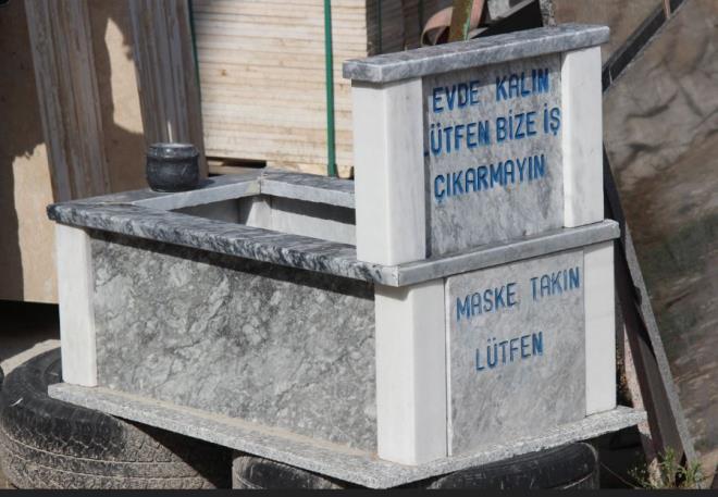 Artan vak'a saylarn grerek insanlara lm hatrlatmak amacyla hazrlad mezar zerine &#8220;Evde kaln ltfen bize i karmayn&#8221; yazan mermer ustas Zeki Tekta, &#8220;Baktm herkes dar kyor, yasaklara uyan yok. Byle bir ey geldi aklma. Gelenler grsn, dikkat eksin diye. nsanlar kendilerini dnmyorlar. Kendilerini brak milleti dnmyorlar. Byle bir ey dnp yazdm. Gerekten dikkat ekti yani, insanlar gelirken arabayla giderken resim ektiler, baktlar, konutular, sordular. Virsten dolay lm ok yakn bize, insanlar bunu bilsin diye byle bir ey dndm. Zaten 25 senedir mermerciyim. Millet bu virsl ortamda bize i karmasn. nsanlar kendisine, karsndakine dikkat etsin, hastalk bulamasn bunlar amaladk&#8221; dedi.