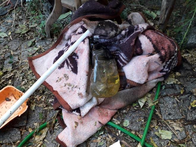 Alnan bilgiye gre, saat 10.30 sralarnda Ayvalk&#8217;ta smetpaa Mahallesi Mareal akmak Caddesi 13. Sokakta bulunan evinde yalnz yaayan Norve uyruklu 55 yandaki Geir Konrad Fugleberg isimli adam, komusuna ait hemen yan bandaki inaat halindeki evi yakmak istedi.