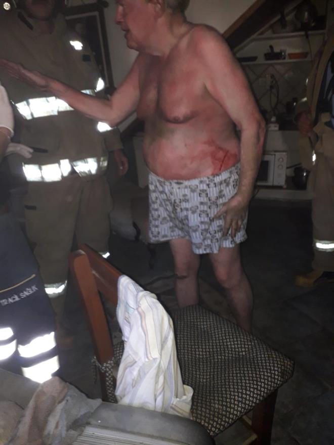 Ancak iddiaya gre, aya tkezleyip yere den Fugleberg, elindeki benzinin akmaktan kan alevle tutumas sonucunda bir anda alevler arasnda kald. Norveli fkeli vatanda, inaatta alan iiler bir battaniye ile alevleri sndrerek kurtard.