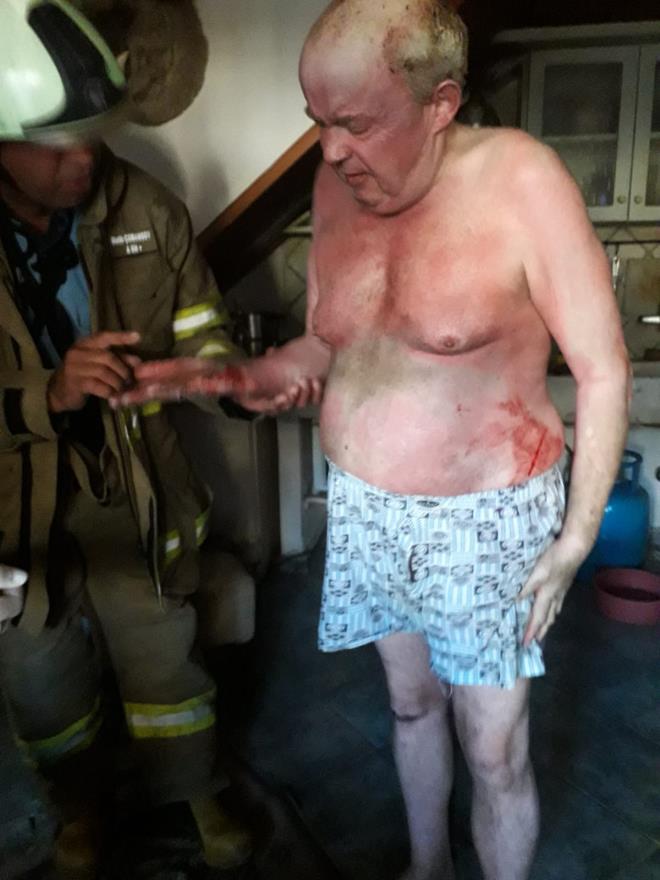 Olay yerine gelen Balkesir Bykehir Belediyesi tfaiye Daire Bakanl bnyesindeki Ayvalk tfaiye Grup Amirlii ekipleri, Polis ve 112 Acil Yardm ekiplerine durumu haberdar etti. Olay yerine gelen ambulans ekibi vcudunun eitli yerlerinden yanan Geir Konrad Fugleberg&#8217;e ilk mdahaleyi yaptktan sonra fkeli vatanda Ayvalk Devlet Hastanesi&#8217;ne gtrd. Fugleberg&#8217;in salk durumunun iyi olduu renildi.